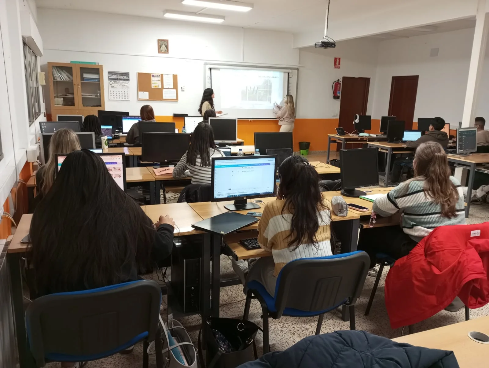 Alumnado de Administración y Finanzas trabajando en el aula