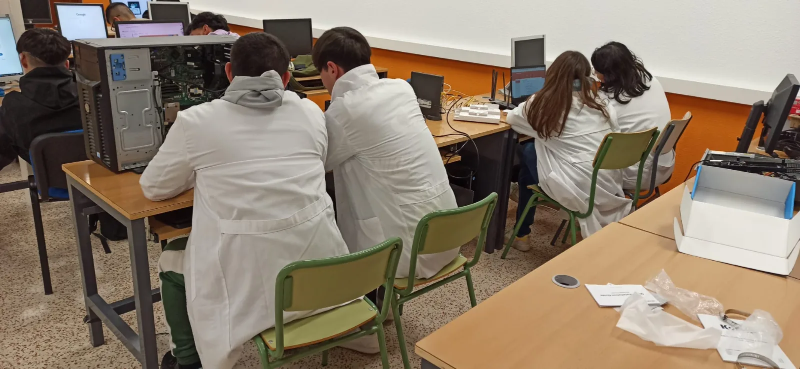 Alumnado de ASIR trabajando en el aula de sistemas y redes