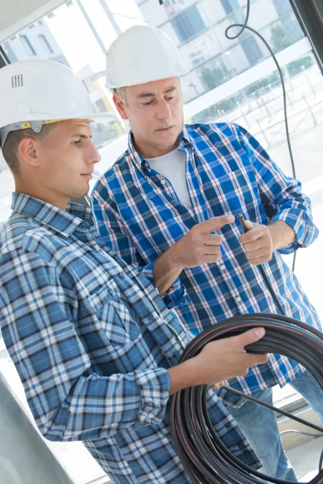 Alumno de Grado Medio de electricidad en taller