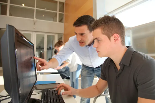 Alumnos de Grado Superior trabajando en el aula