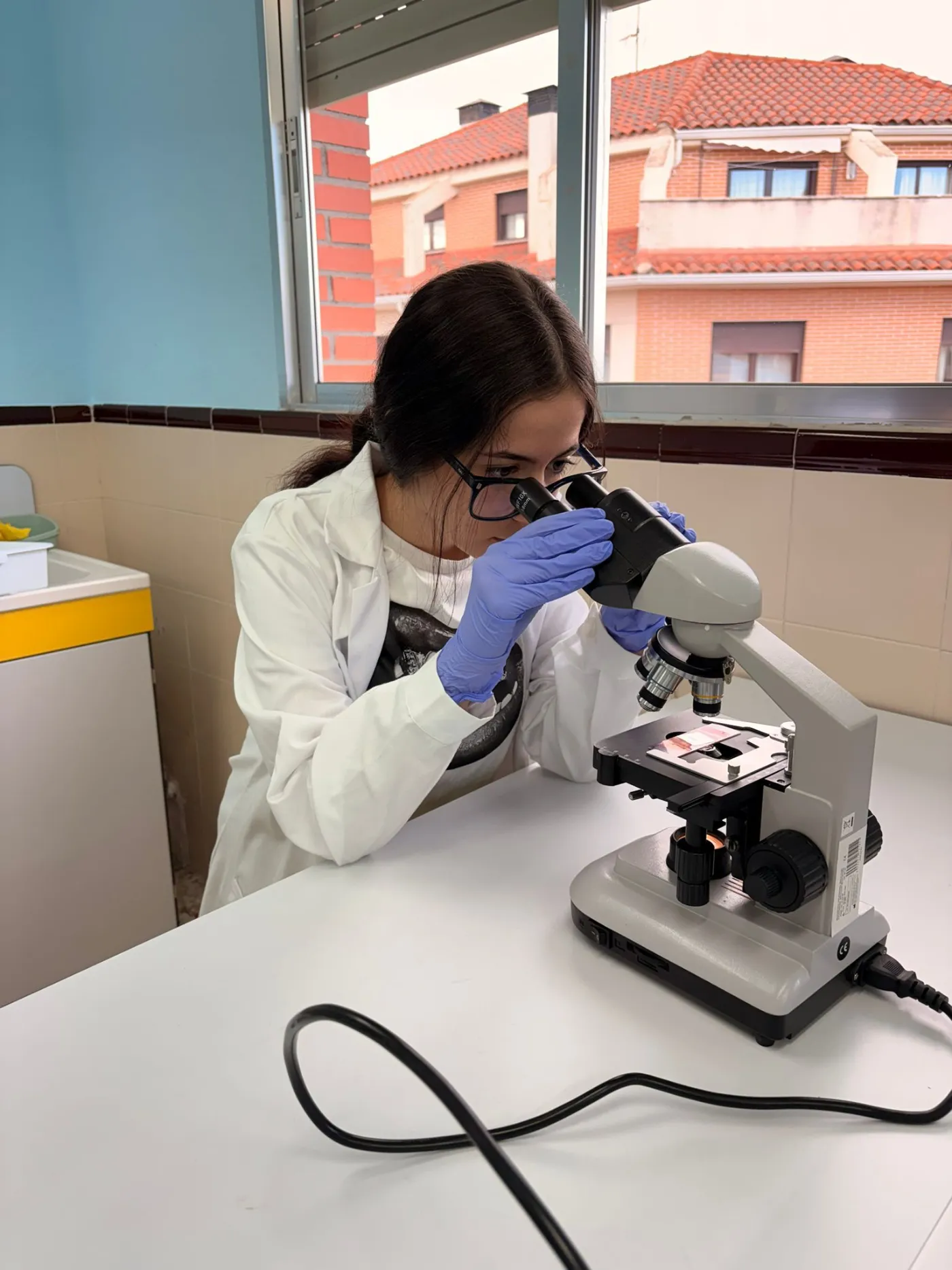 Alumnado de Laboratorio Clínico y Biomédico trabajando con microscopio